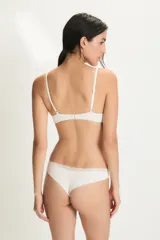 Colaless negro de corte brasileño con borde de encaje floral en la cintura.