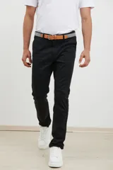 Pantalón chino de hombre color negro, corte slim, con tiro medio y bolsillos laterales y traseros.