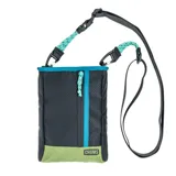 Morral negro con base verde y cierre vertical azul. Tiene el logo de la marca Chums en la base.