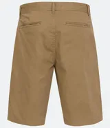 Bermuda masculina de corte recto confeccionada en sarga de algodón. Presenta cierre frontal con botón y cremallera, bolsillos laterales y traseros, y diseño liso sin estampados.