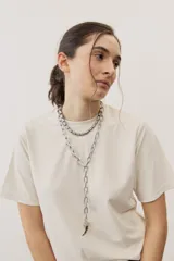 Remera básica de manga corta y cuello redondo, color negro, de corte clásico y diseño liso.