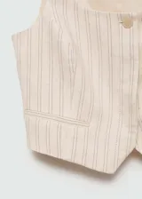 Chaleco corto de corte recto con escote cuadrado y cierre frontal de botones. Presenta un diseño a rayas verticales, sin mangas y cuenta con dos bolsillos de ribete delanteros.