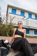 Lentes de sol ovalados con marco celeste.