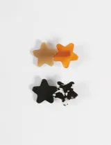 Set de dos horquillas para el pelo con forma de estrella, fabricadas en acetato. Incluye una horquilla de color sólido y otra con diseño estampado.