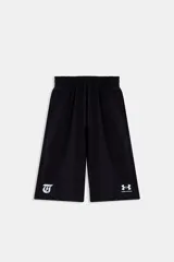 Short deportivo de corte holgado en color negro, con cintura elástica y cordón de ajuste. Presenta el logo de Under Armour y un emblema gráfico en la parte inferior de las piernas.