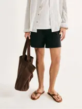 Short de corte recto color negro, con cintura elástica y cordón ajustable.