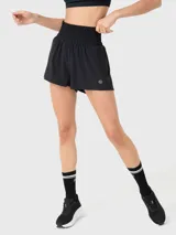 Short deportivo de tiro alto con calza incorporada, pretina ancha elástica y bolsillo interno. Presenta un diseño minimalista en color negro con un pequeño logo bordado en el ruedo.