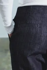 Jeans de tiro alto de la colección ZW de Zara, en color azul oscuro, con bolsillos delanteros, raya planchada en el delantero y cierre con cremallera y gancho metálico.