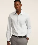 Camisa de corte regular confeccionada en microfibra, con cuello inglés, manga larga y cierre frontal abotonado. Presenta un diseño liso y minimalista, ideal para un estilo formal o de oficina.