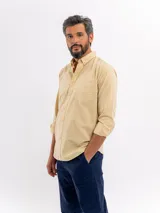 Camisa de manga larga con efecto lino, color azul, cuello con botones y bolsillo ojal en el pecho.