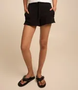 Short negro de tiro medio, corte regular, confeccionado en tejido ribana de algodón con elastano. Posee cintura elástica con cordón ajustable.
