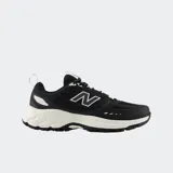 Championes de trail running New Balance 410 v9, color negro con entresuela blanca. Presentan diseño técnico con tecnología Fresh Foam para amortiguación y suela AT Tread para tracción en terrenos difíciles.