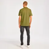 Remera tipo polo color verde oliva, de piqué, con logo bordado en el pecho y mangas cortas.