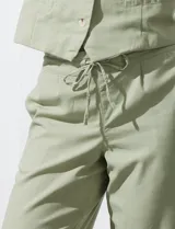 Pantalón crop de lino color beige, con pretina elastizada en la parte trasera y lazo de ajuste.