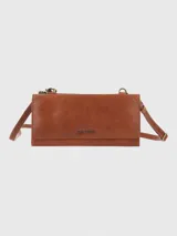 Billetera tipo cartera cruzada de cuero natural color caramelo, con solapa imantada y logo grabado. Cuenta con múltiples compartimentos para billetes, ranuras para tarjetas, bolsillos internos con cierre y correa ajustable y extraíble.