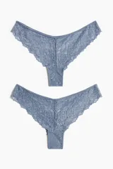 Pack de dos bombachas tipo brazilian de encaje color celeste, con tiro bajo, cintura en V, refuerzo interior y corte alto atrás.