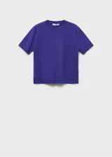 Jersey de punto fino color azul eléctrico, con cuello redondo y manga corta. Presenta un diseño recto y básico.