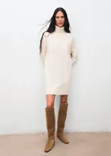 Vestido corto de punto con cuello vuelto y manga larga, de diseño recto y estilo minimalista.