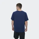 Remera deportiva Umbro Lume de manga corta y cuello redondo, color azul marino, con el logo de la marca bordado en el pecho en color blanco.