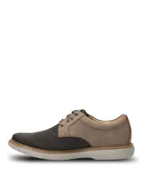 Zapato casual de hombre Hush Puppies modelo Bangu, con diseño híbrido que combina cuero en la parte trasera y tejido técnico transpirable en la puntera. Cuenta con cordones al tono, suela de EVA flexible y diseño ergonómico para mayor confort.
