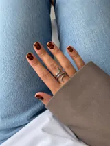 Anillo de acero plateado con diseño en forma de serpiente enrollada alrededor del dedo.