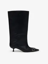 Botas de caña alta y extra ancha de Diesel, modelo D-Venus 40 KB Tube, confeccionadas en cuero vacuno con acabado envejecido. Presentan punta afilada, taco fino y detalle metálico del logo Oval D en la puntera.