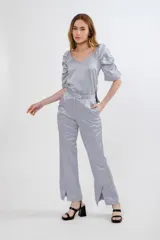 Pantalón de seda color celeste, de tiro alto, corte recto, con pinzas en la pretina y tajos en el ruedo.