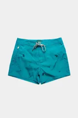 Short de baño azul con estampado de palmeras, de corte clásico y cintura fija.
