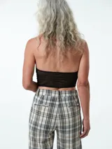 Top strapless corsetero de encaje negro con transparencias.