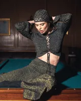 Pantalón oxford de tejido de punto con lurex y viscosa, con pequeños orificios a los costados.