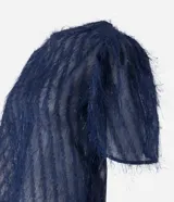 Blusa de chiffon azul marino con cuello redondo, mangas cortas con pliegues en los hombros y textura con felpas.