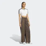 Pantalón Adidas Originals wide leg de satén con estampado animal print, cintura elástica y las icónicas tres tiras blancas a lo largo de los laterales.