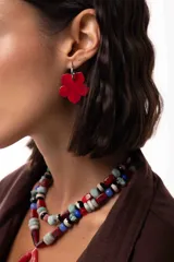 Collar corto compuesto por cuentas de amazonita, ágata tibetana y acrílico en tonos rojos, negros, blancos y celestes. Cuenta con cadena de acero quirúrgico para ajuste de largo.