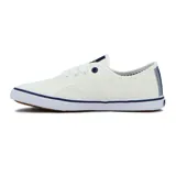 Championes de lona blanca con detalles en azul marino y suela de goma, inspirados en estilo náutico.