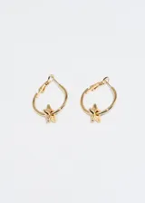 Par de aros tipo argolla dorados con dije de estrella colgante.
