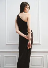 Vestido largo marrón con diseño asimétrico de un solo hombro, confeccionado en tela de terciopelo con estampado flocado de motivos florales y botánicos.