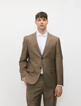 Ambo Harrington Label color negro, compuesto por saco de botonadura simple y pantalón de vestir a juego, de corte clásico y elegante.