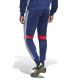 Pantalón deportivo Adidas de corte ajustado, color azul con detalles en blanco y rojo. Presenta cintura elástica con cordón ajustable, puños acanalados en los tobillos y el logo de la marca estampado en la pierna.