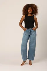 Jean azul claro de corte baggy baloon, con tiro alto y bolsillos laterales.