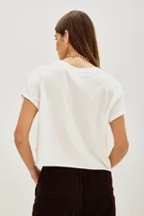 Remera de algodón blanca, de corte crop y diseño holgado con mangas cortas con dobladillo.