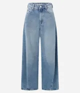 Pantalón de jeans celeste marmolado, corte barrel, con trabillas en la cintura, bolsillos delanteros y traseros, y detalle de recortes en las rodillas.