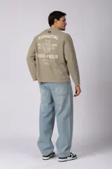 Buzo de cuello redondo y manga larga, confeccionado en tejido de punto acanalado de color negro. Presenta un diseño minimalista con un pequeño logo estampado en el pecho y un corte relajado.
