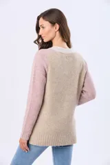 Saco tipo cardigan de tejido grueso con diseño de bloques de color en beige, rosado y blanco. Cuenta con botones frontales y dos bolsillos delanteros.