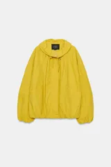 Cazadora bomber de cuello subido ajustable con cordones, manga larga con puños elásticos y cierre frontal con cremallera y botones a presión ocultos bajo solapa. Cuenta con bolsillos delanteros y diseño holgado.