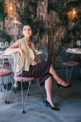 Zapatos de tacón de línea clásica confeccionados en terciopelo negro con aplicaciones de plata. Presentan un diseño estructurado con puntera, laterales y talonera divididos por ribetes en piel tornasolada, con interior en piel y suela de cuero.