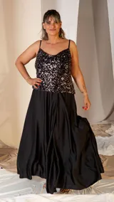 Falda larga de satén color negro, con vuelo y corte acampanado.