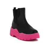 Botas Chelsea negras con plataforma track color fucsia.