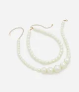 Collar de capas con cadena de perlas grandes y medianas, con cierre de mosquetón. Confeccionado en metal reciclado con baño light gold.