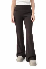 Calza de tiro alto con pretina ancha, corte ajustado en la parte superior y botamanga acampanada.