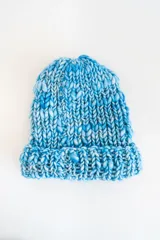 Gorro unisex tejido a mano en punto elástico con lana merino uruguaya color crudo.